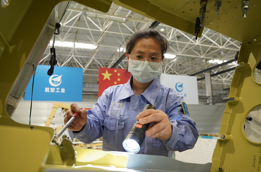 聚焦主责主业航空工业全线全力以赴确保两不误双过半
