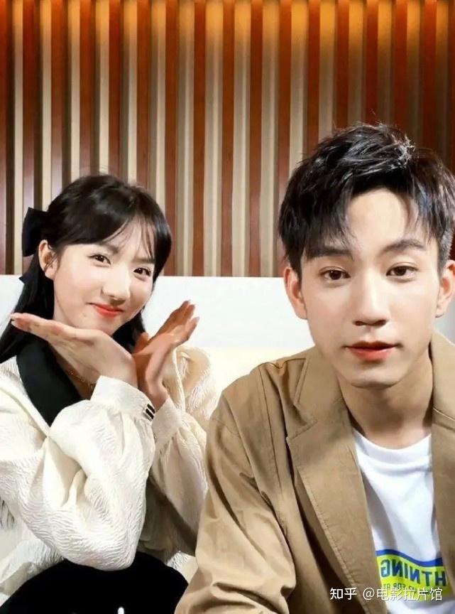 王子奇和王楚然恋情曝光,网友吐槽:没拍毕业照原来是去陪嫂子了