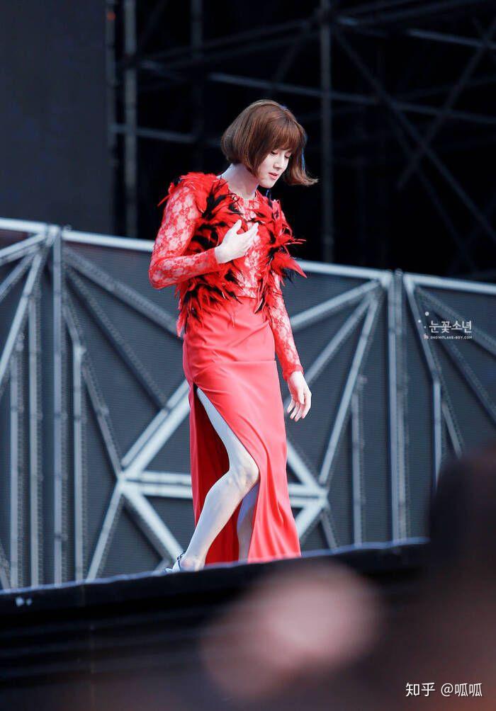 怎么评价suho14年的女装没错我就是想听你们夸他给我夸爆他啊啊啊啊啊