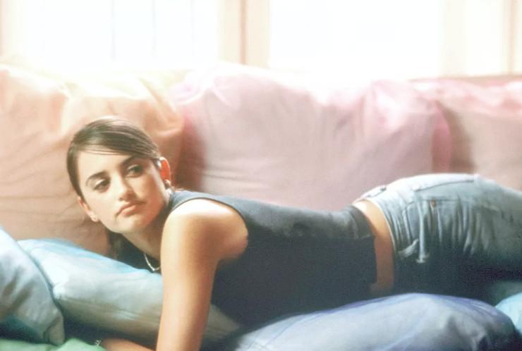 塞萨尔整天过着花天酒地的生活,一次,他为了摆脱自己已经厌恶了的女友