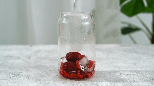 市面上的矿泉水哪个比较好 v2-7e968ccfd2fdd34af1943312875986c6_r.jpg