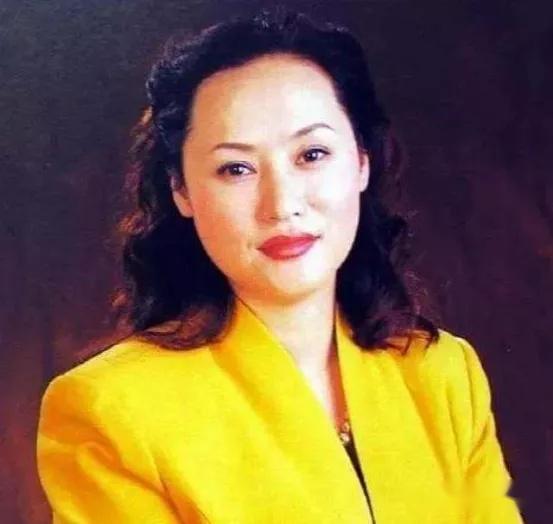 唐僧媳妇陈丽华自曝经常吃紫檀树洞里的老蜂蜜80多岁了手像20岁小姑娘