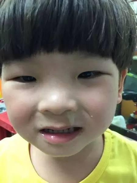 一个小男孩的鼻涕照片图片