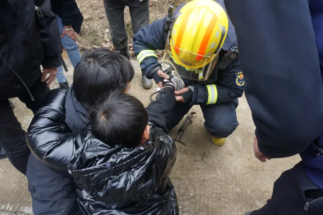 9歲男孩登山誤踩野豬套他們緊急行動