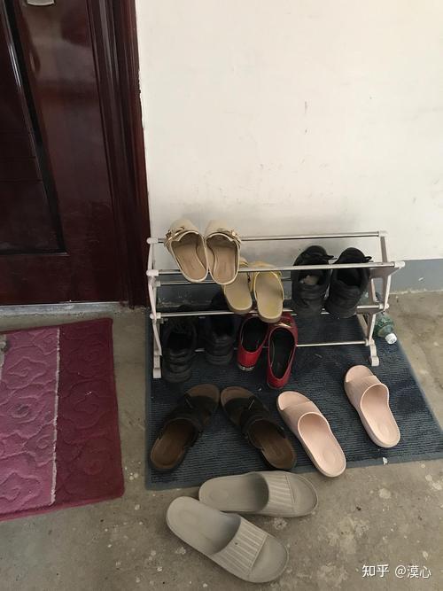 楼道间堆放鞋子和袜子图片