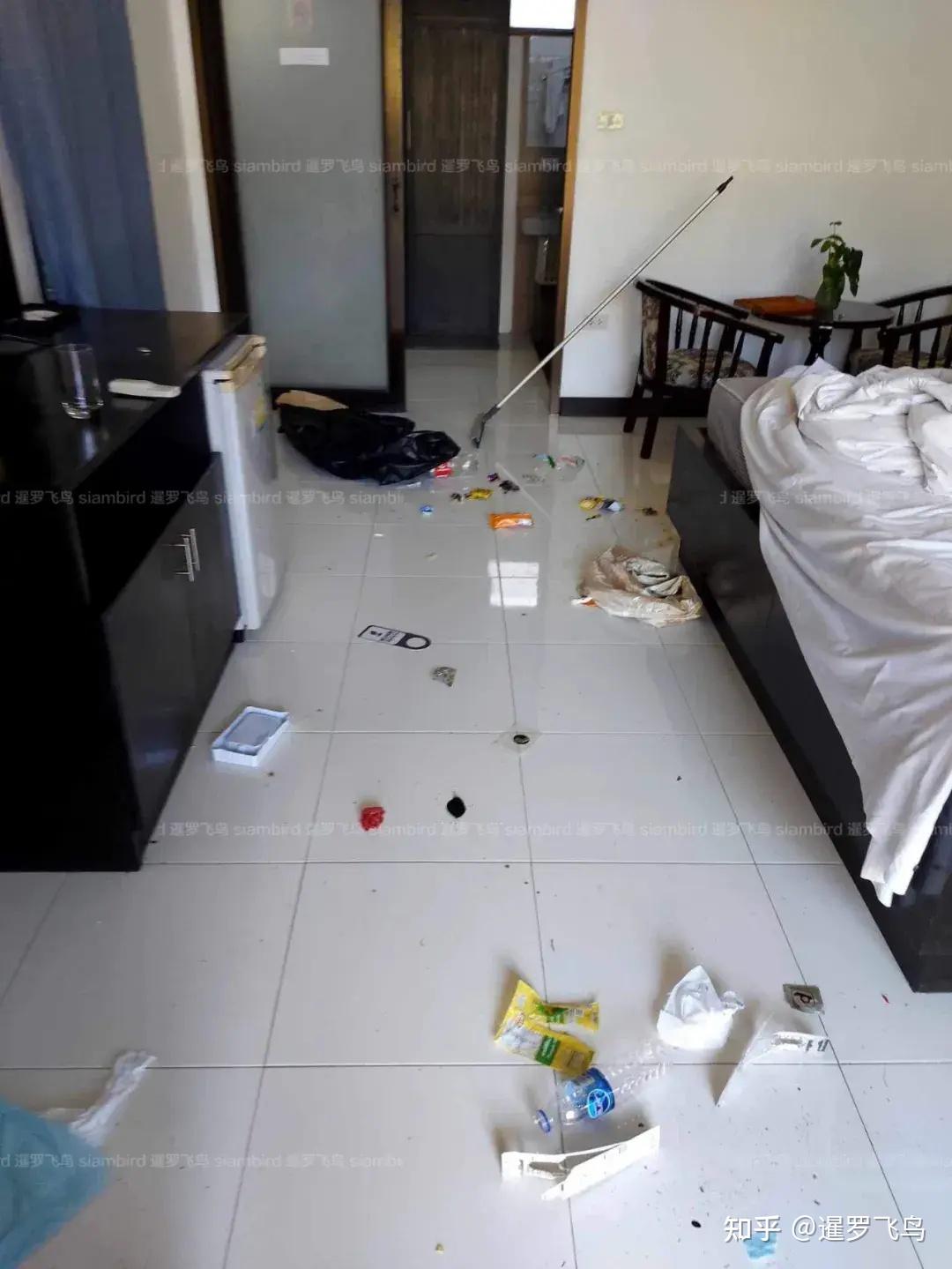 普吉岛时报还刊登了纳迪亚和她租住房间的照片.一片狼藉.