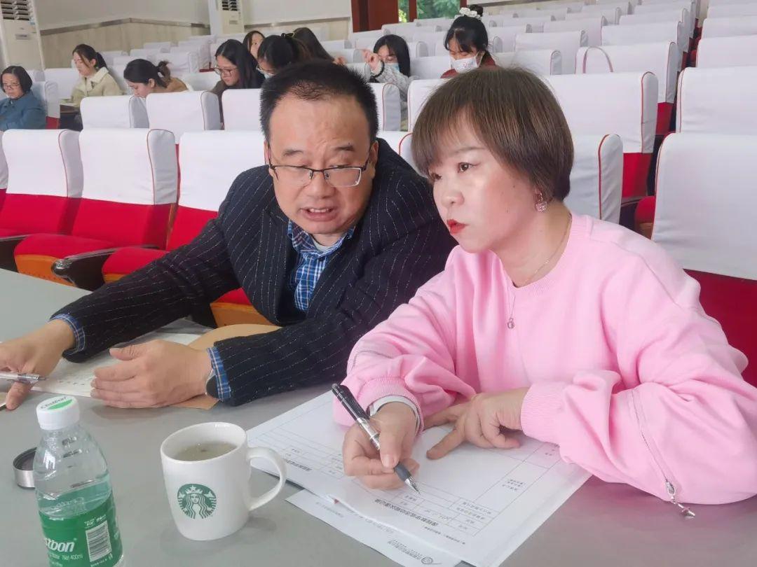 秘书长付建勇老师本次比赛现场的评委老师有成都市教育专家付建勇老师