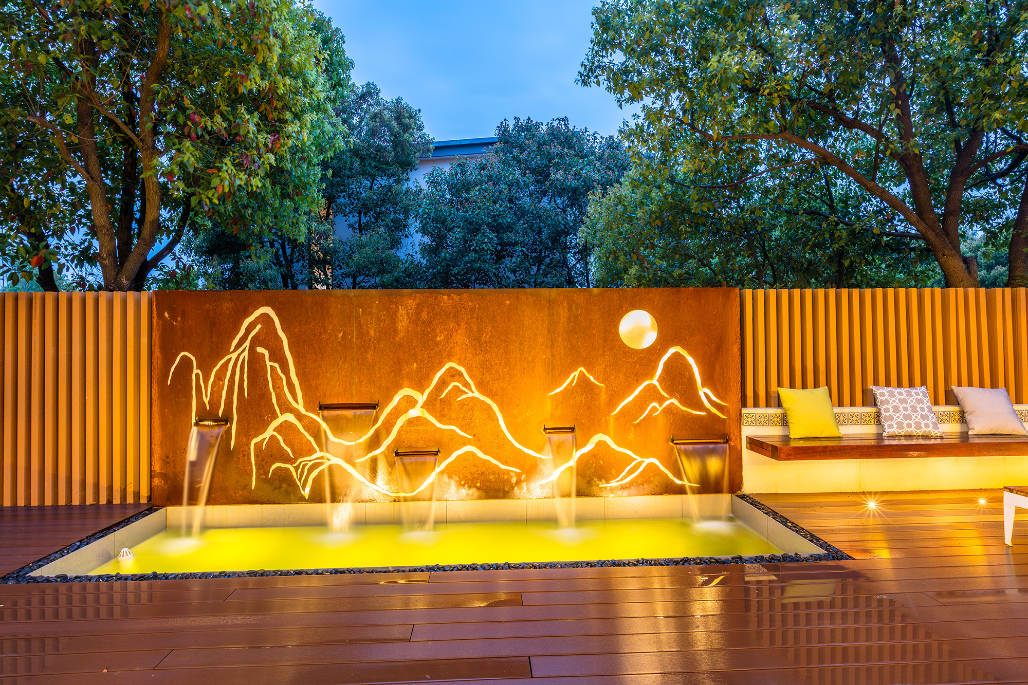 无疑是画龙点睛一笔,那么,哪些水系景观适合现代简约的庭院呢?