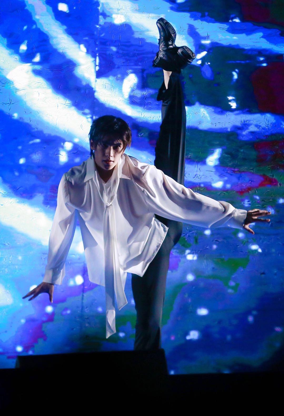 杨洋生日会成百无人机前来助阵转行十年舞蹈功底依旧那么厉害