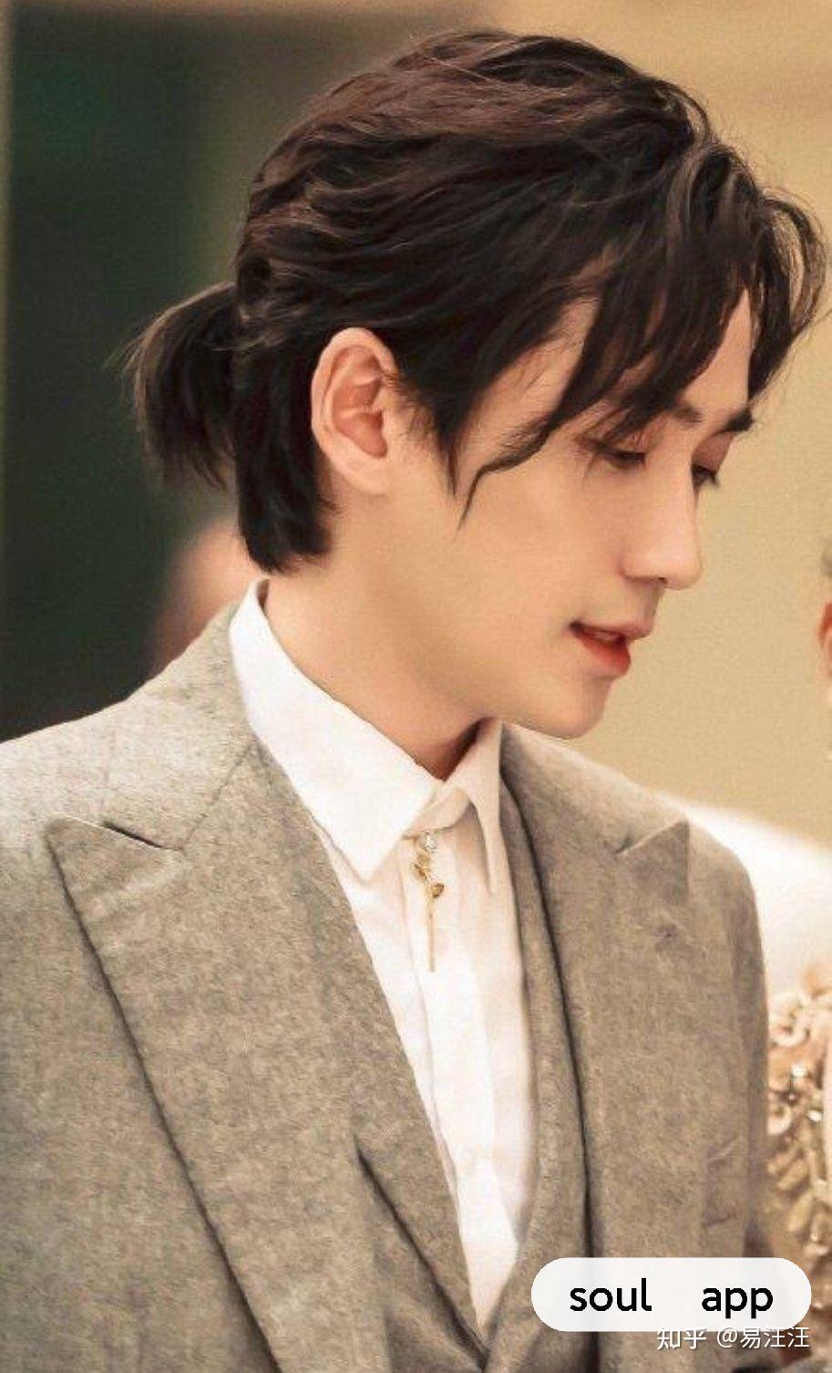 朱一龙的长发照片太绝了吧看起来温文尔雅好像我喜欢看的小说默读的费