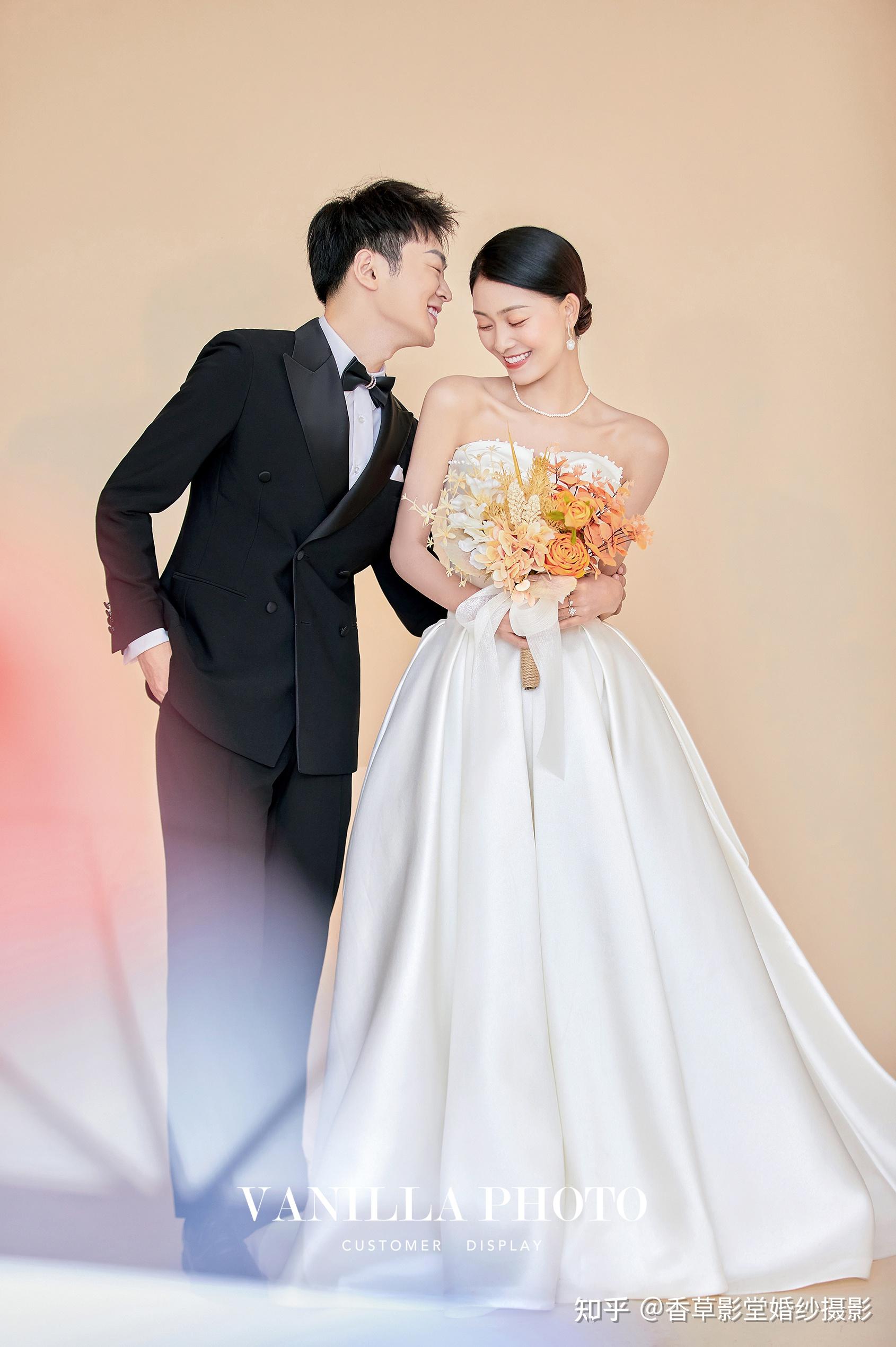 轻松活泼的姿势也让画面更具活力,清新活力的婚纱照这样拍就很棒了