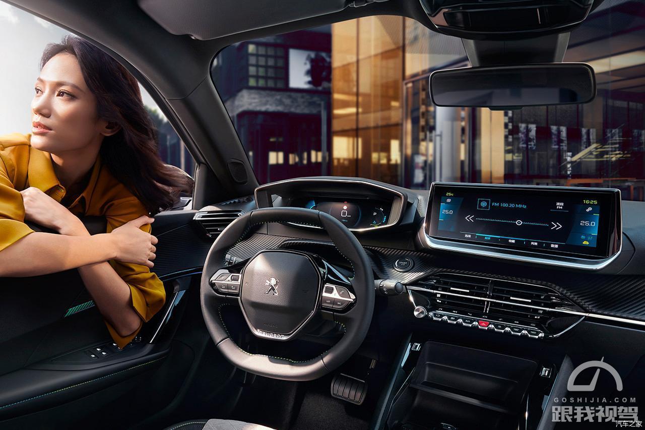 标致e2008)此外,为了凸显运动感,高配车型内饰不仅会增加碳纤维风格