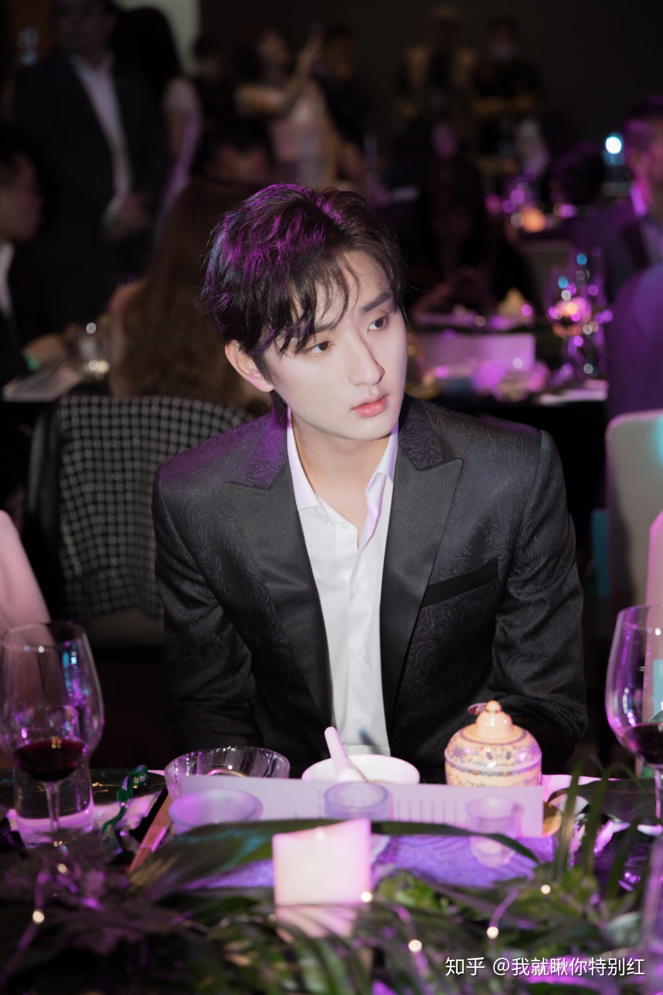 活动中,于小彤身着黑色刺绣西装站在熠熠灯光下,宛若"黑衣骑士"般温文