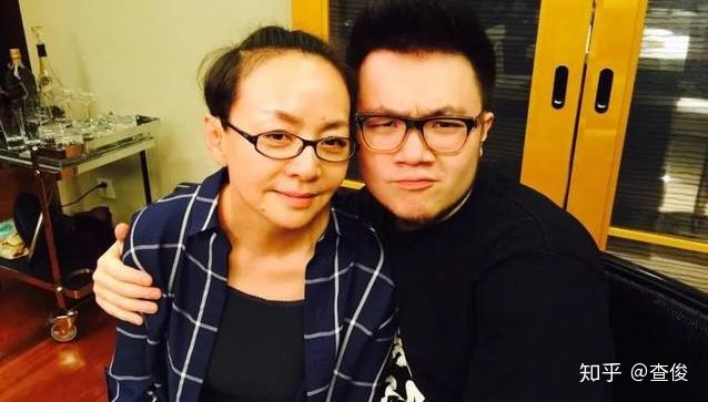 58岁宋丹丹与亲家母带孙子遛弯前夫英达想抱孙子可没那么容易