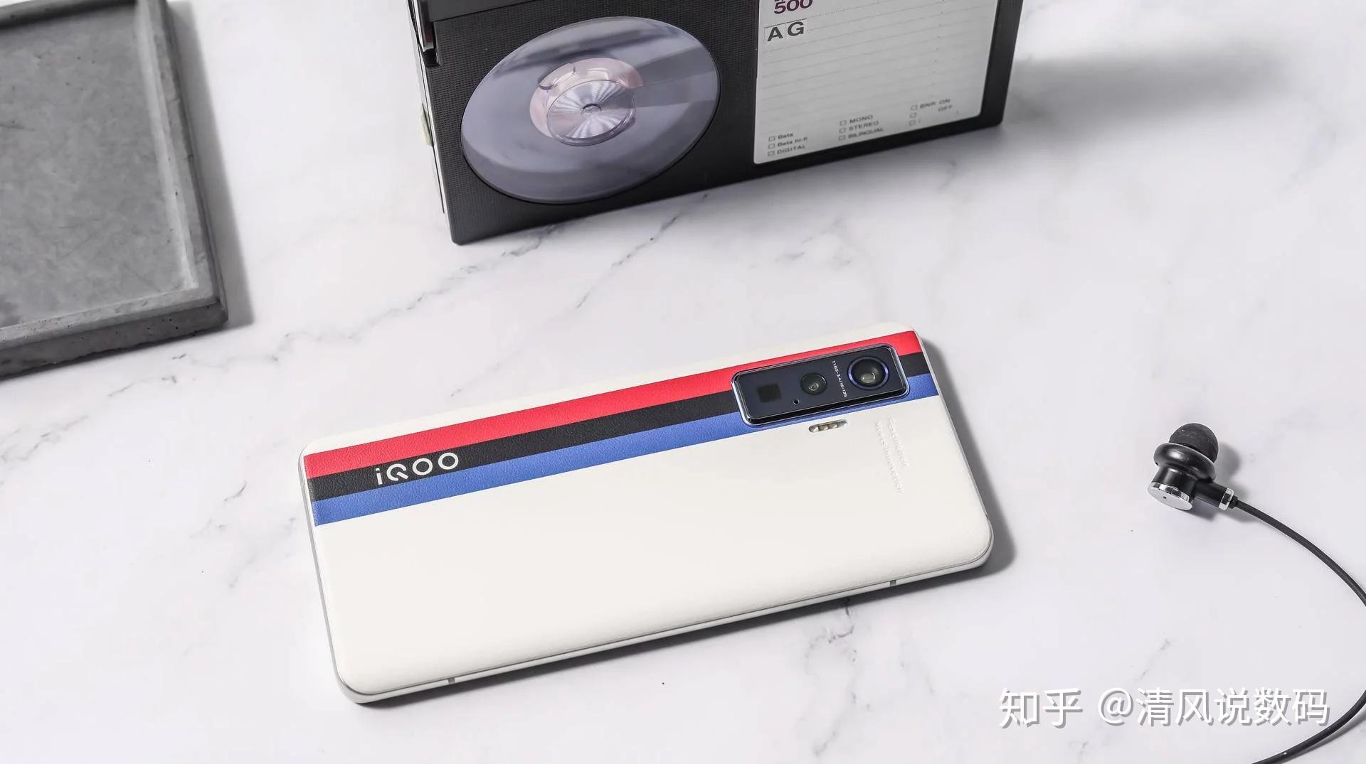 主摄搭载4800万像素超感光微云台镜头,深度定制的索尼imx598传感器