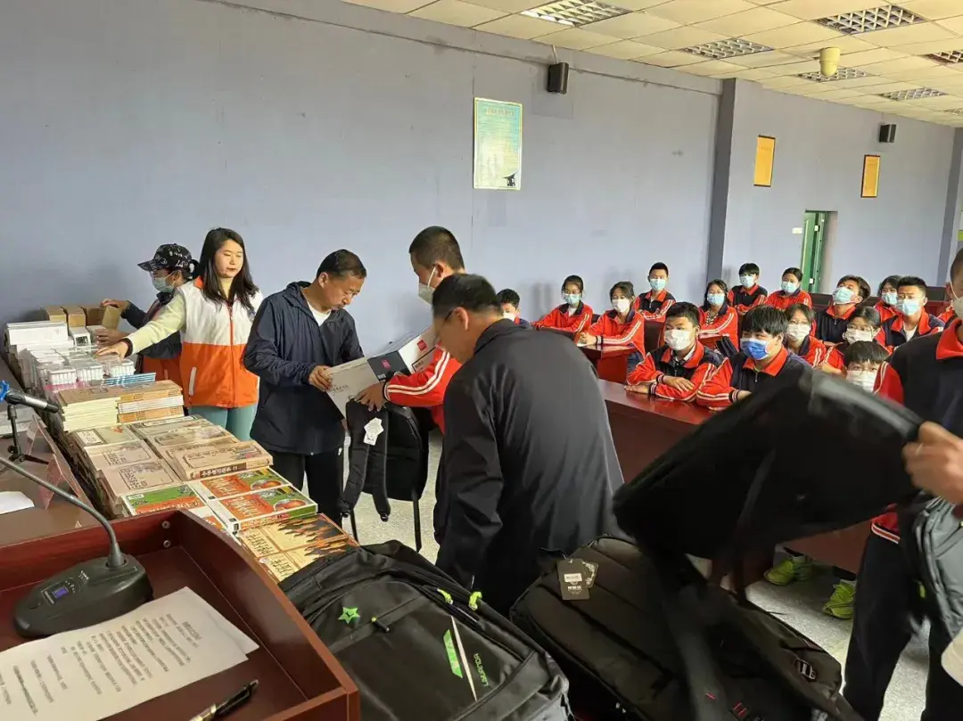 清水慈善走进庄河市第八初级中学,举行"点亮困境学子读书梦"捐赠仪式