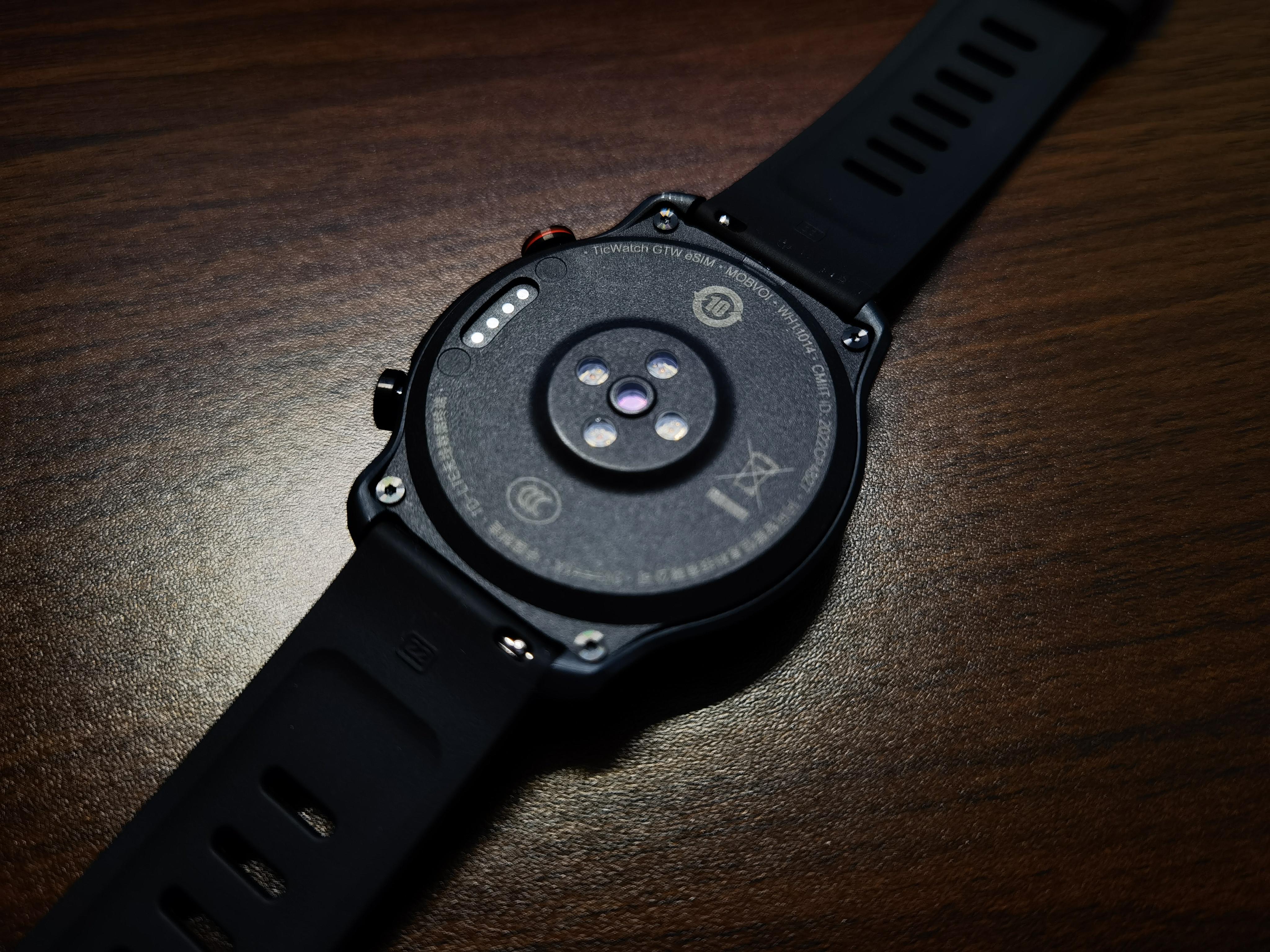 ticwatch gtw的外观偏向于运动风,整体风格设计硬朗