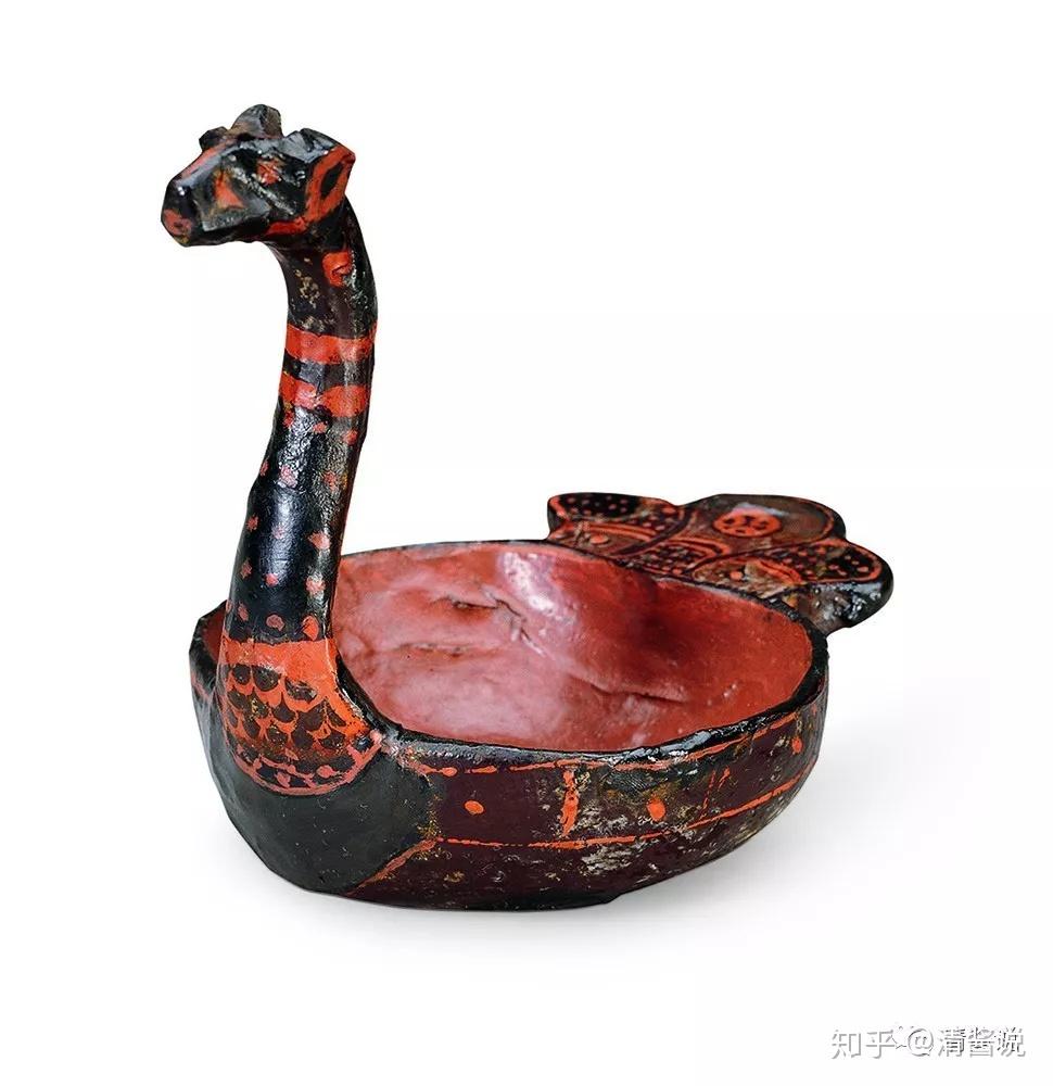 汉代漆器可以分为三种类型:"仿生型","仿青铜器型"和"日用品型".