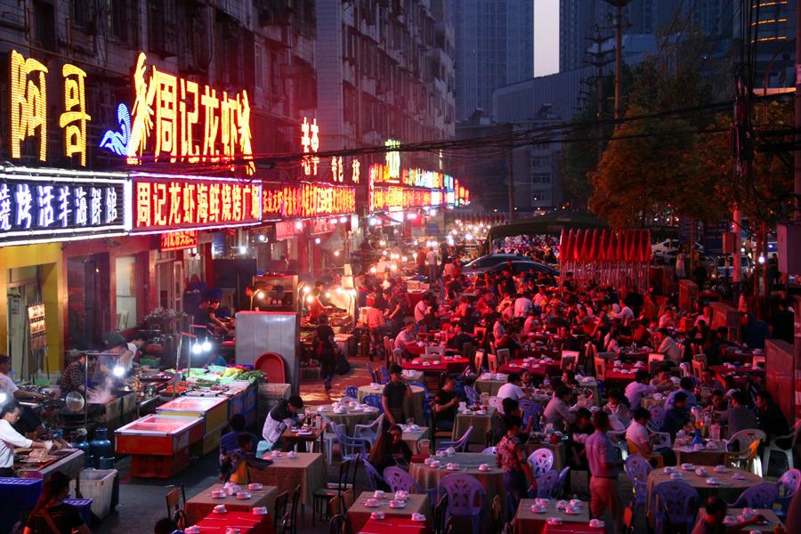 小龙虾基本上就称霸了各地的夜市,合肥也不例外,当地有专门的宁国路小