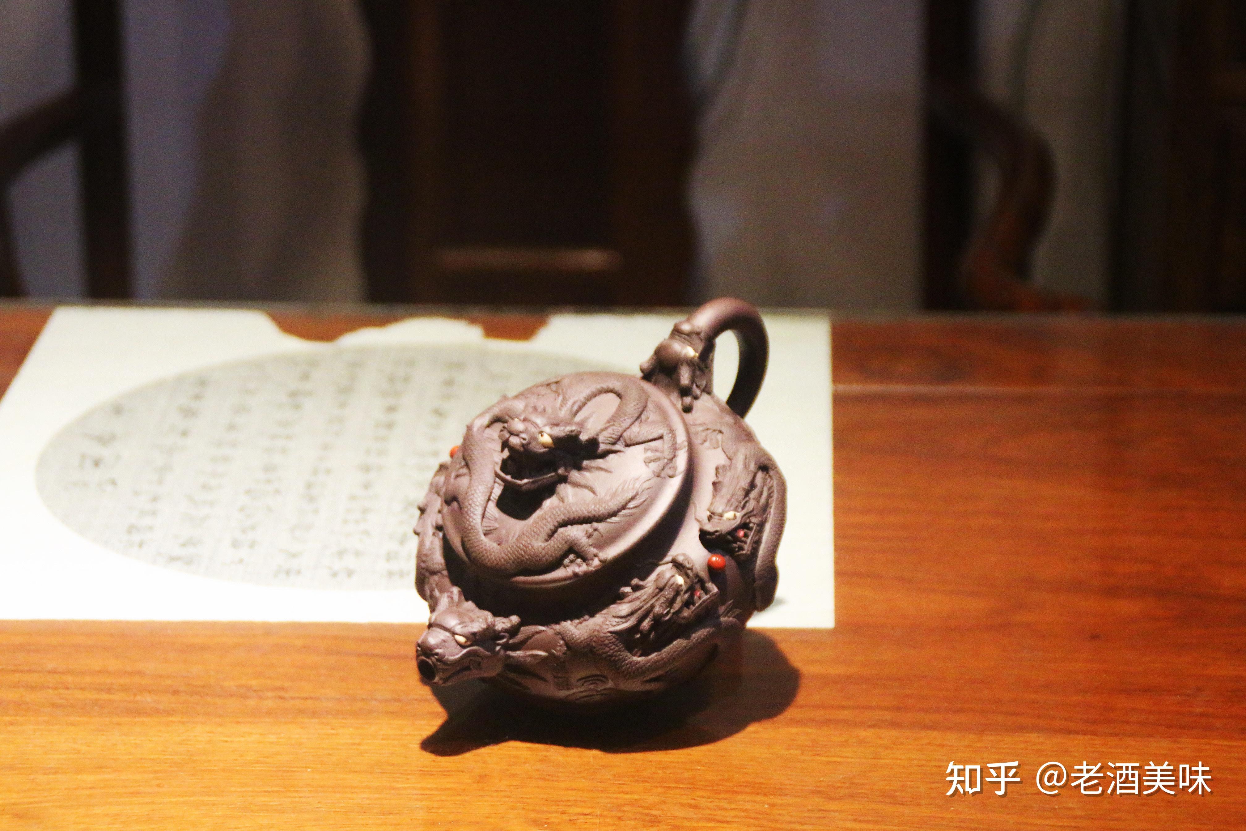 才凭借(五龙至尊)一壶成名,这把壶在00年代风靡一时,让朱亮跃升到紫砂