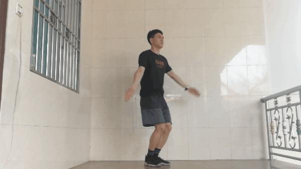 起始姿势为站立位;开始后,在圈内进行一次快速纵跳,第二次起跳时双腿