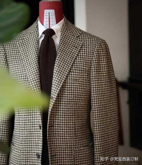 极具凡尔赛气质的粗花呢西服冬季里的低调复古
