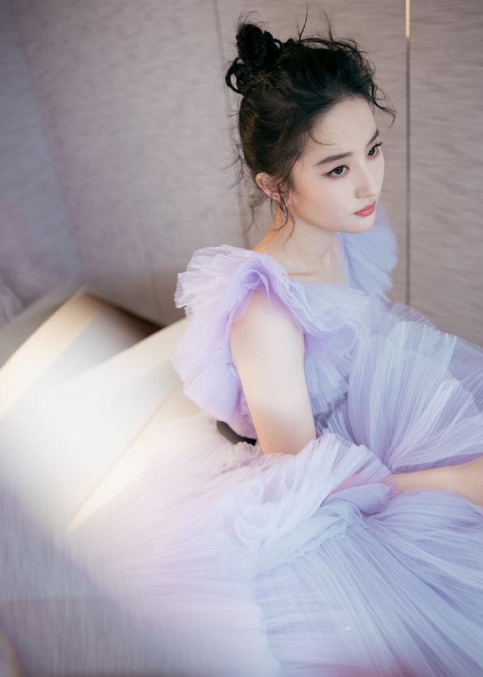 刘亦菲又开始美貌营业了!一袭紫樱蛋糕裙效果优雅甜美
