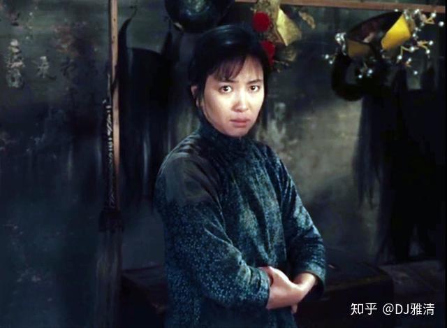 那是因为她所主演的那几部电影,在特殊的年代,都被打成了"毒草".