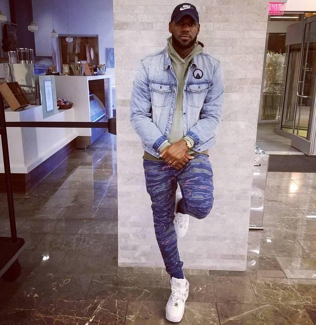 会穿一些大胆的衣服有nba"潮流教主"称号的威少而且还跟自己的儿子