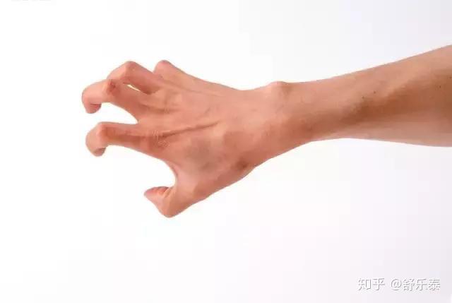 手掌抽筋:首先,手指交叉握紧,反转掌心向外,用力伸展向身后弯,多次