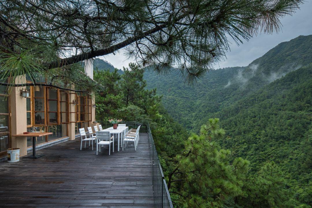 广东清远半山而建的民宿,山间无边泳池似仙境,放松心情的佳去处