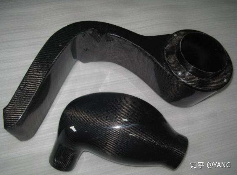 制作碳纤维复合材料制品可能涉及不同的工艺方法,例如高温模压,真空