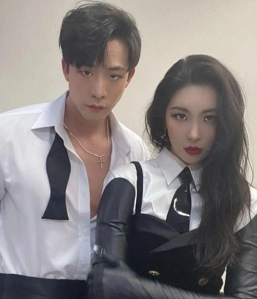 健康黝黑肤色的他跟宣美同台表演画面让他们被粉丝称为「巧克力牛奶cp