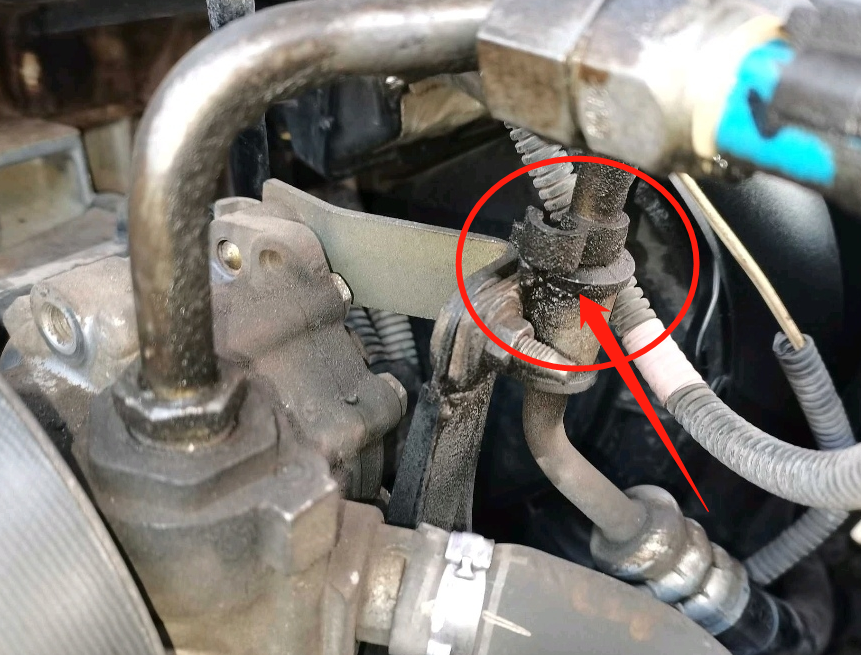 同时转向助力油泵和油管也有渗油痕迹,严重的话也会导致打方向重和