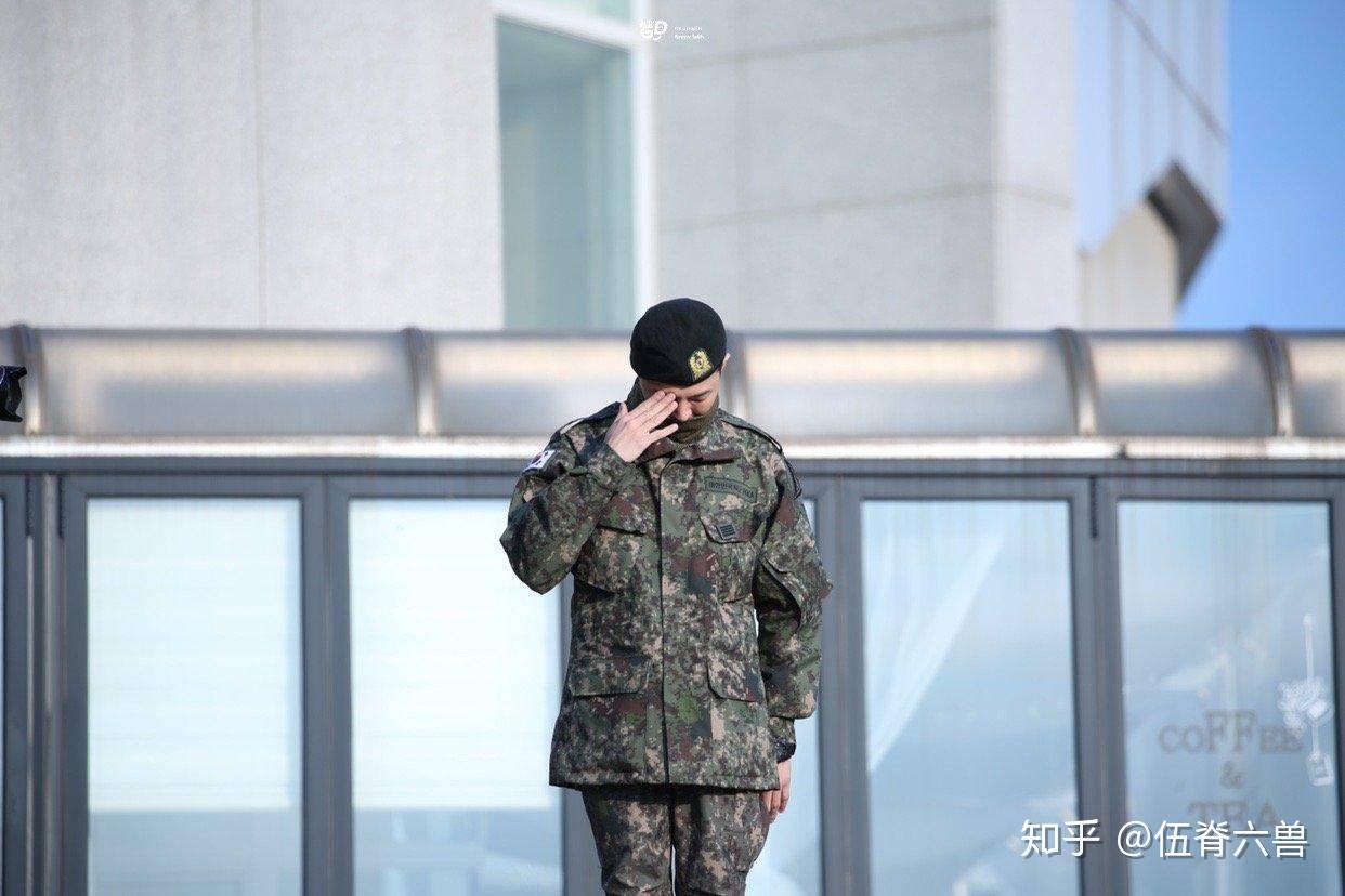 权志龙退伍照曝光寸头迷彩精神足粉丝早已按捺不住激动