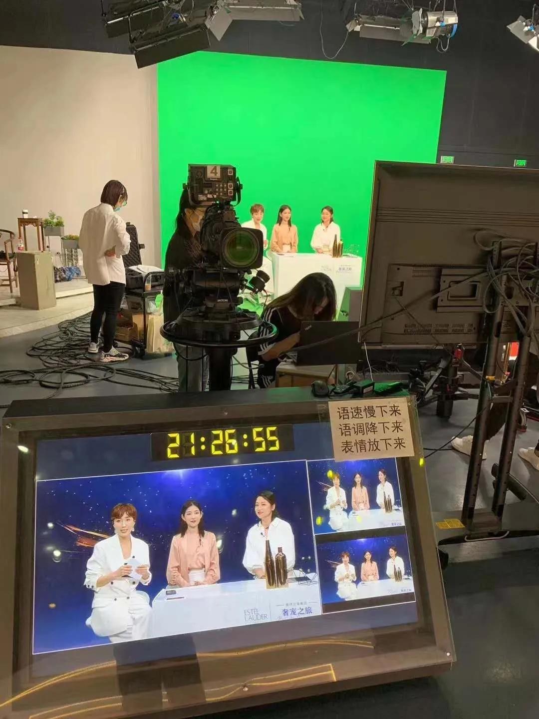 虚拟场景直播,是运用电影电视行业的色键抠像技术,将蓝,绿幕实时抠除