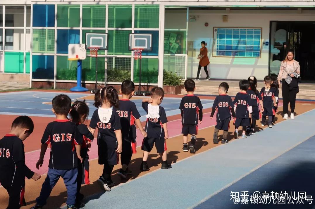 嘉顿幼儿园孩子们的户外活动