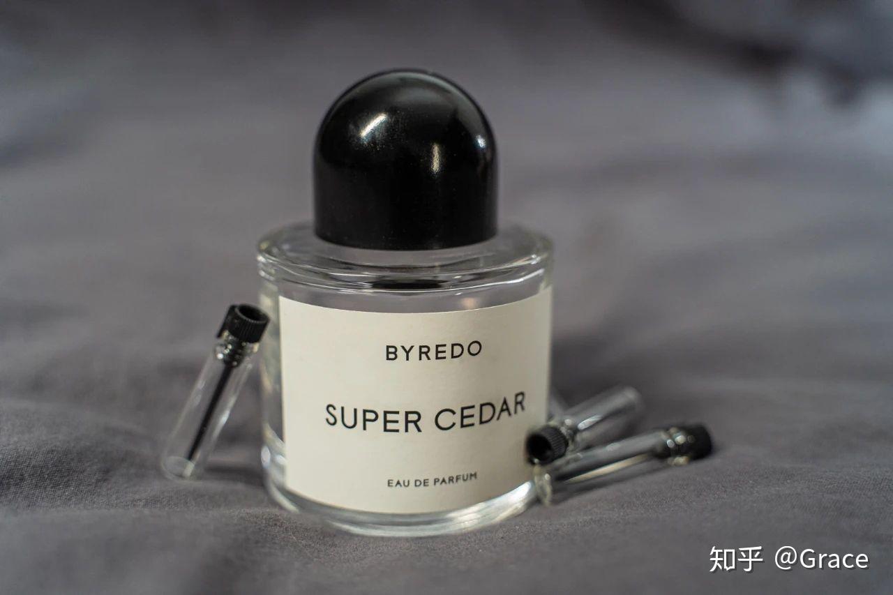 麝香当我入手后,摁下超级雪松的喷头,我觉得瓶子里喷出来不是香水是 