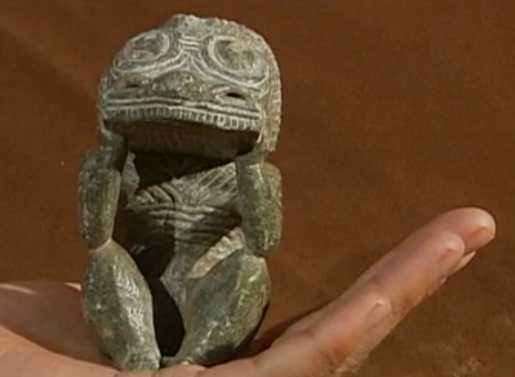 三,蹲坐石小石人像