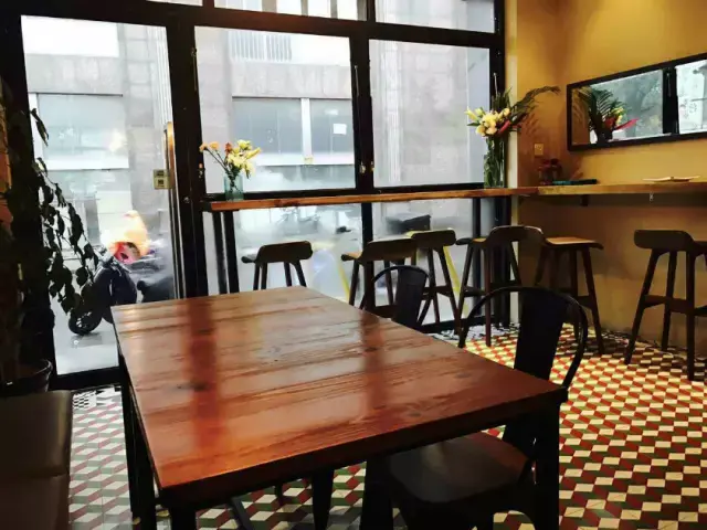 一楼有吧台和小桌,二楼独立用餐空间,10人起可预订包场,所以不管是