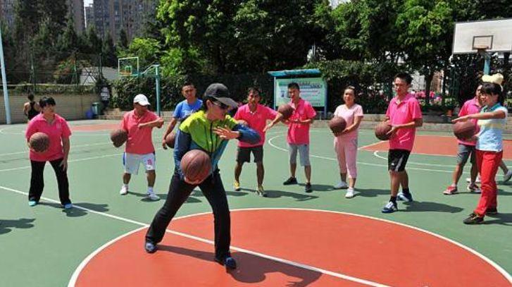 定义  直观法是指在体育教学过程中,教师通过实际的演示或外力帮助