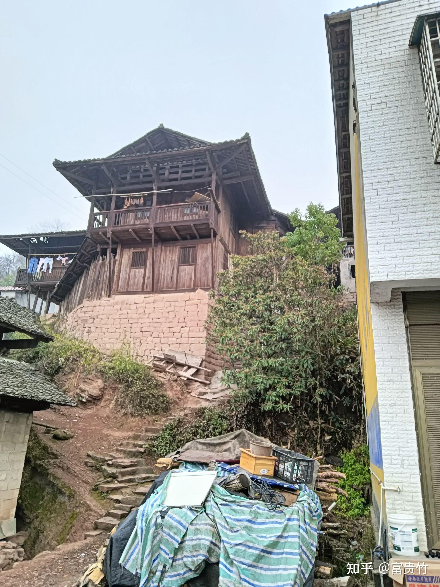 湘西土家族老木房子一一远去的农村文明