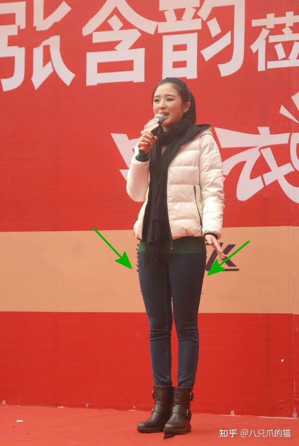 張含韻翻紅前商演照鉛筆褲配短靴略顯土氣還有點嬰兒肥