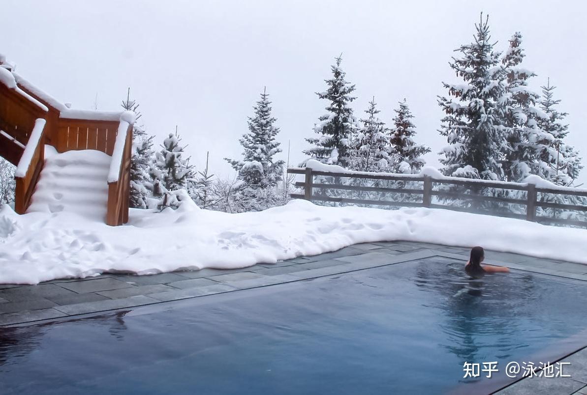 这家瑞士的泳池在雪山上可居然还是这么暖