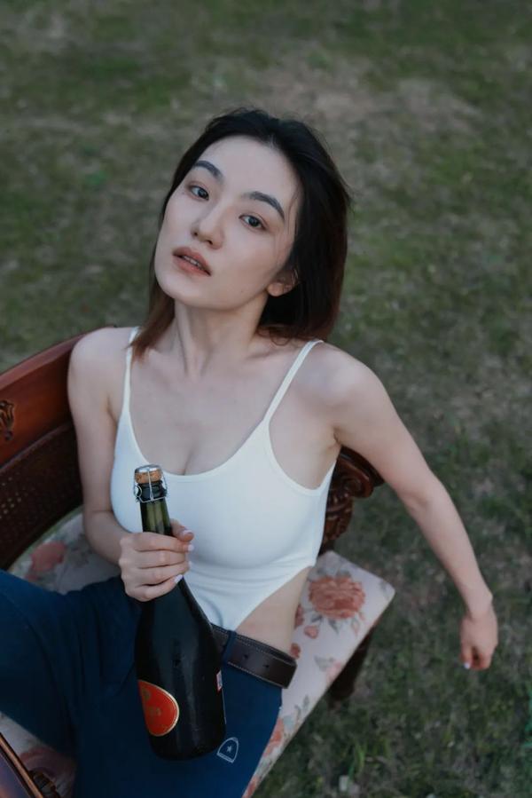 演员洪爽图集,百度搜索联想词就是她的身材 。。。 知乎