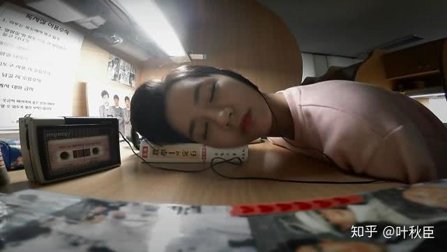 此时的德善正在读书室的地上睡觉,梦里是李美妍那个广告里的场景,而她