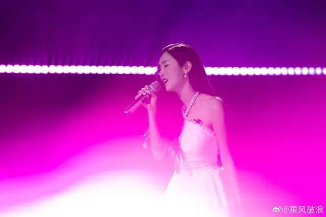 《乘风破浪》第三季开播:谢娜主持终于拿手卡了,有被王心凌甜到(2021乘风破浪第三季播出时间)