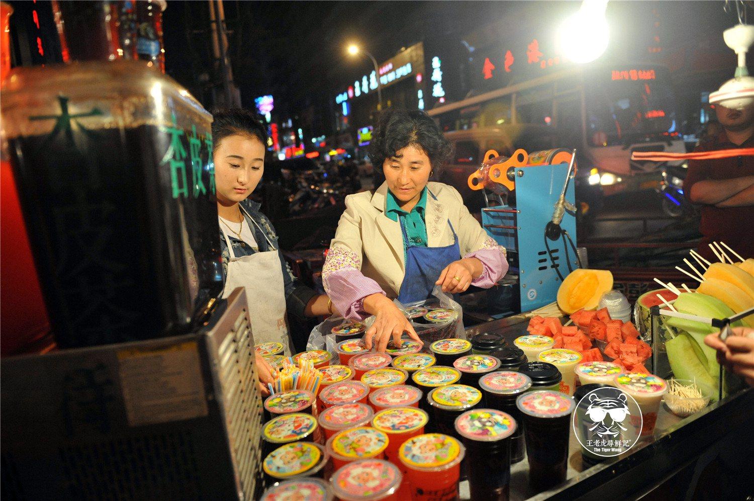 图说兰州正宁路夜市烧烤 一大波香味诱人的羊肉串和小炒菜来袭