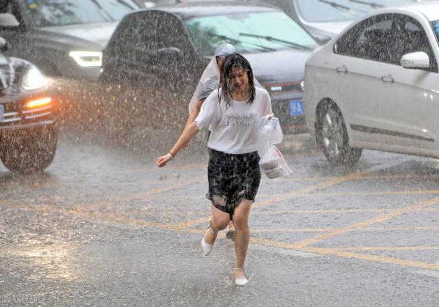 当暴雨来袭,雨水很快就会漫过我们的小腿,膝盖甚至过腰,过胸,然而长