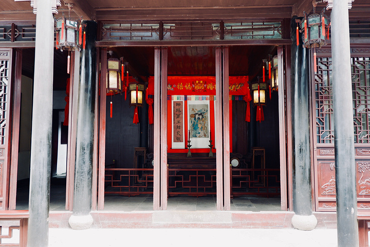 离开了嘉荫堂走到对面,就能看到一个牌匾上是婚俗馆,其实就是崇本堂的